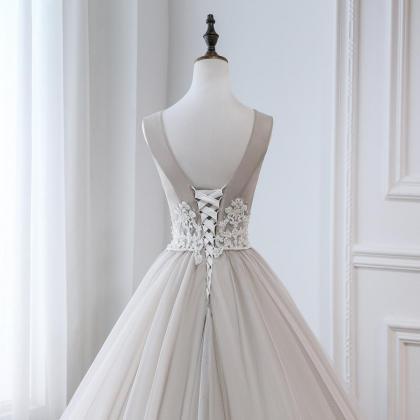 Dress Large Skirt Elegant V-neck Bridal Gowns..