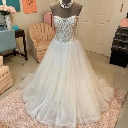Stunning White Strapless Ball Gown With Sparking..
