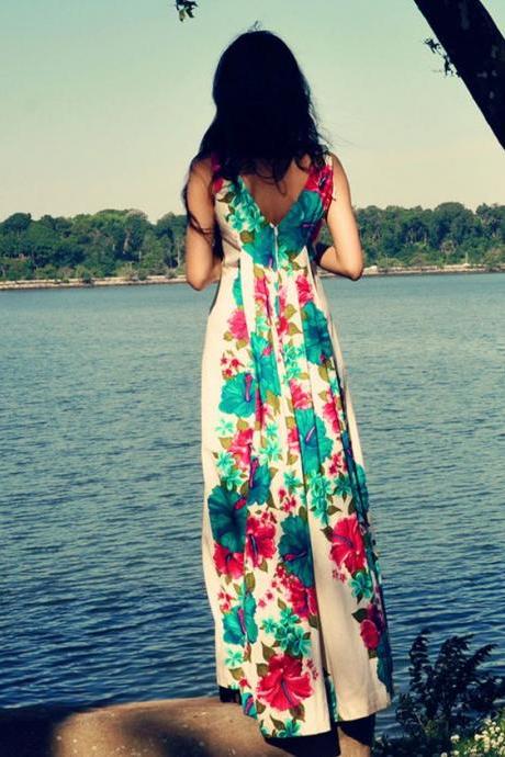 Beautiful Long Hawaiian Dress, with Hibiscus Floral Pattern / Vintage Dress